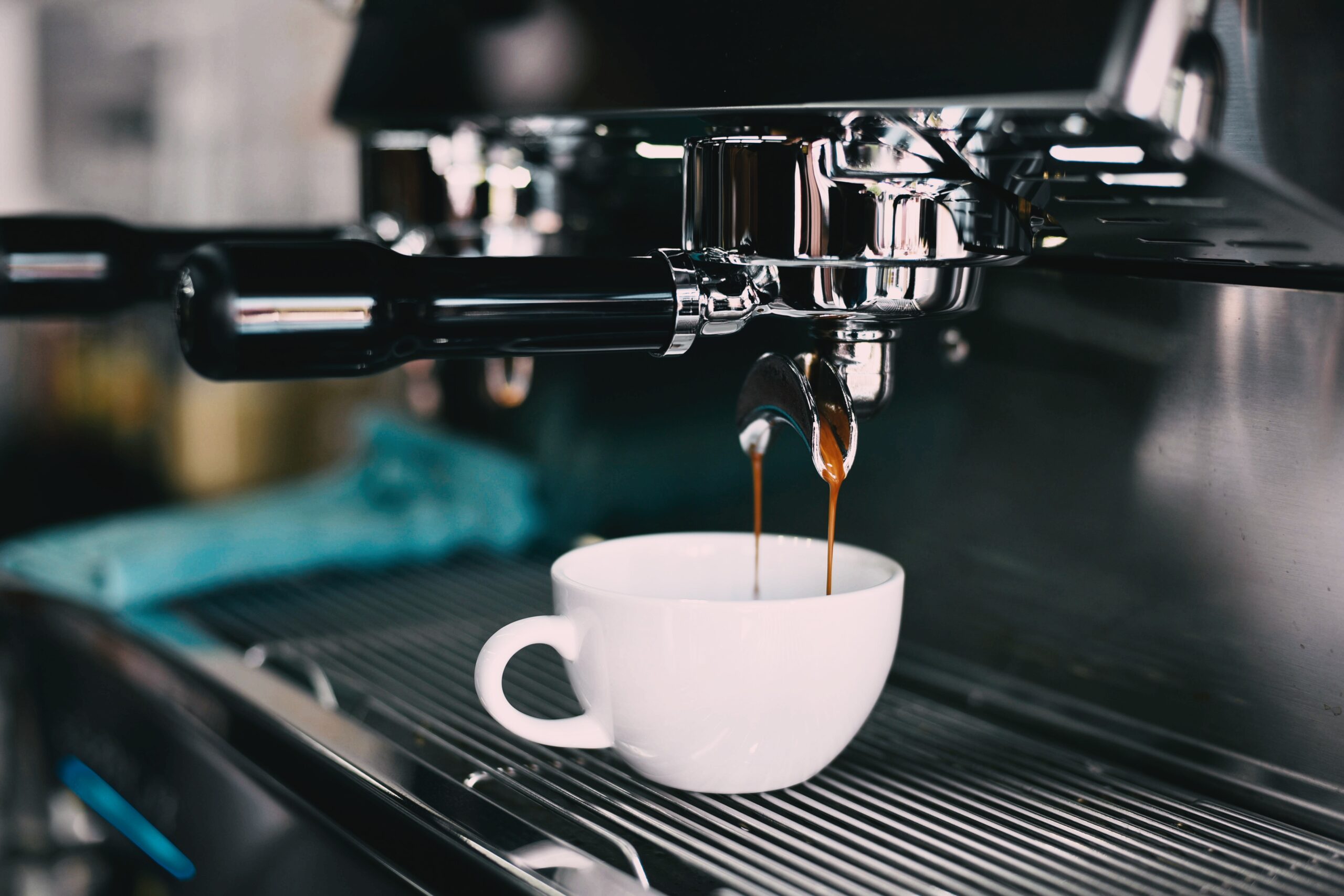 Gemütliches Doppio Café in Hannovers Innenstadt mit frischem Kaffee und hausgemachten Kuchen auf rustikalen Holztischen