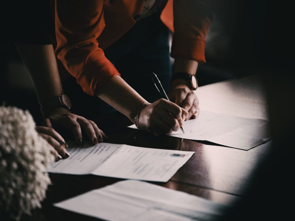 Schreibtisch mit Dokumenten zur Gesellschaftsgründung in Ungarn, Stift und ungarische Flagge