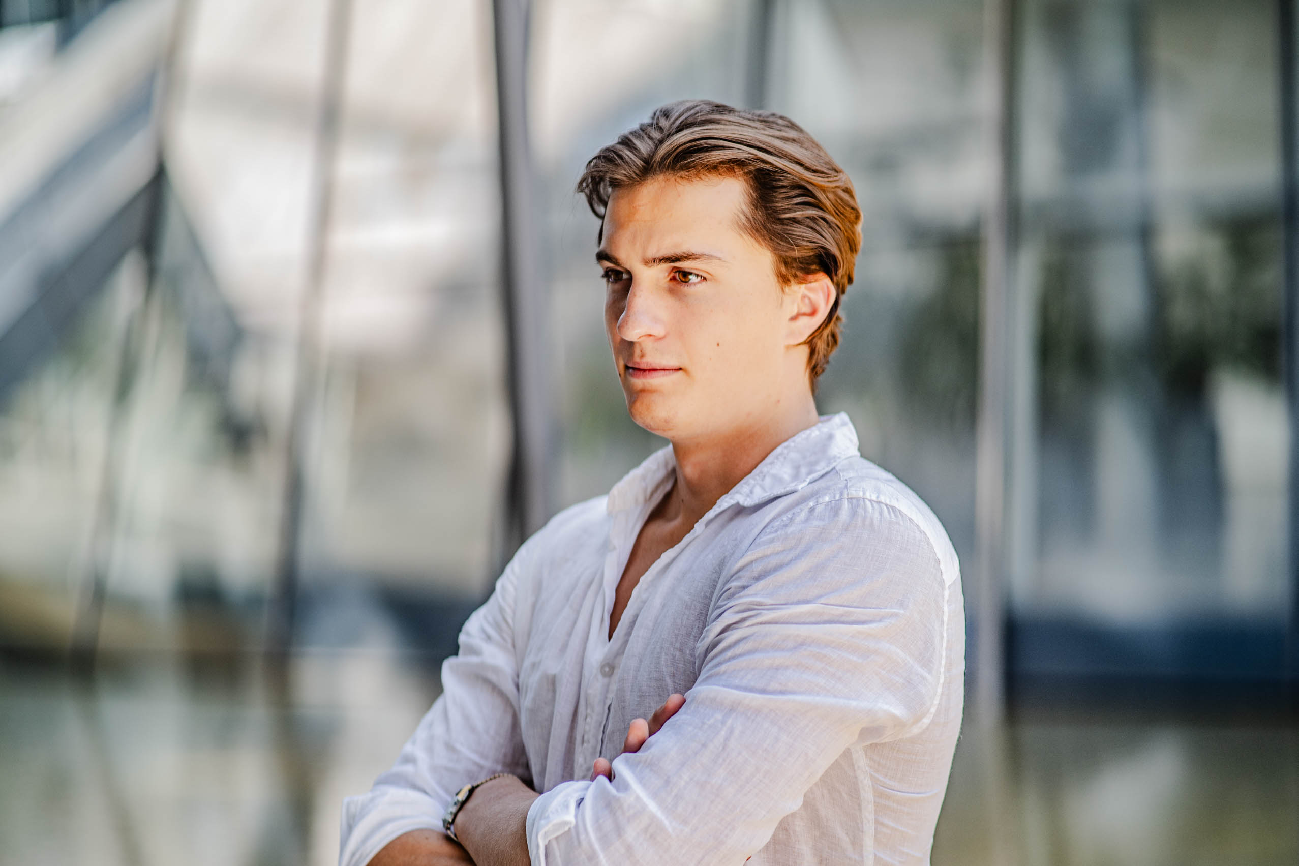 Justin Peter, Experte für Filmproduktion und Social Media Marketing bei COMPANY CORE, lächelnd vor Kamera