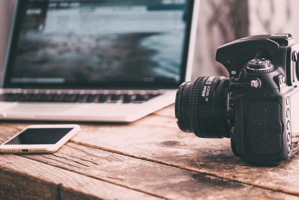 Justin Peter, Social Media & Filmprofi aus Hannover, bei der Arbeit mit Kamera und Smartphone