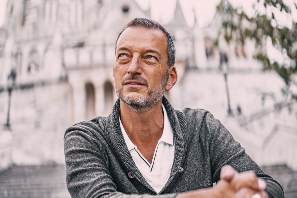 Norbert Peter verwendet 'Herr und Dame' als inklusive Anrede in seiner Kommunikation und Korrespondenz