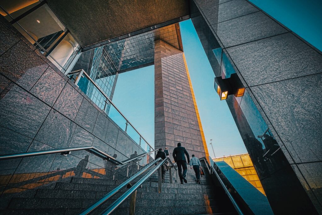 Unternehmer schütteln Hände vor ungarischem Parlament - symbolisch für Firma in Ungarn gründen