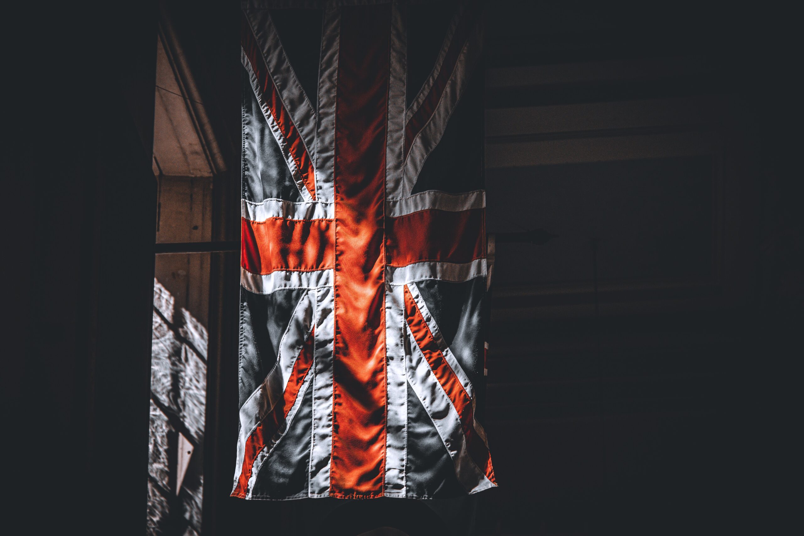Union Jack Flagge vor Big Ben in London – Symbol für britische Unternehmensstrukturen in Europa