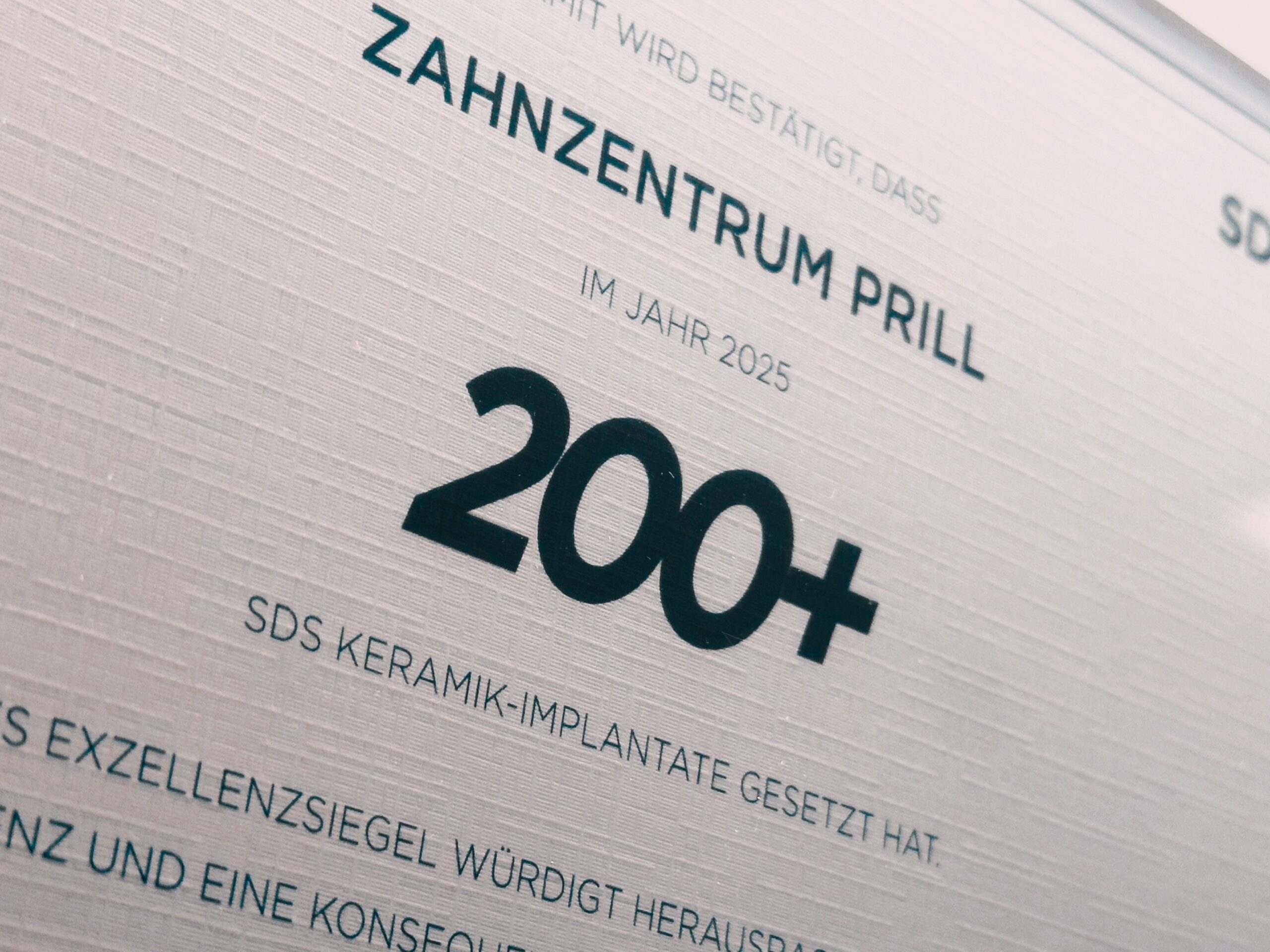 Zertifikat über 200+ SDS Keramik-Implantate am Zahnzentrum Prill Hannover im Jahr 2025
